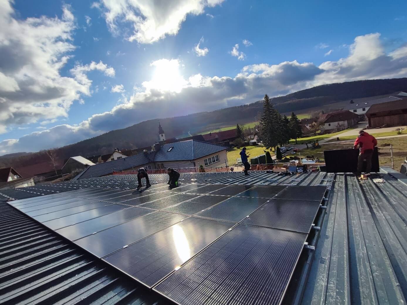 Photovoltaik Dacharbeiten bei Sonnenschein