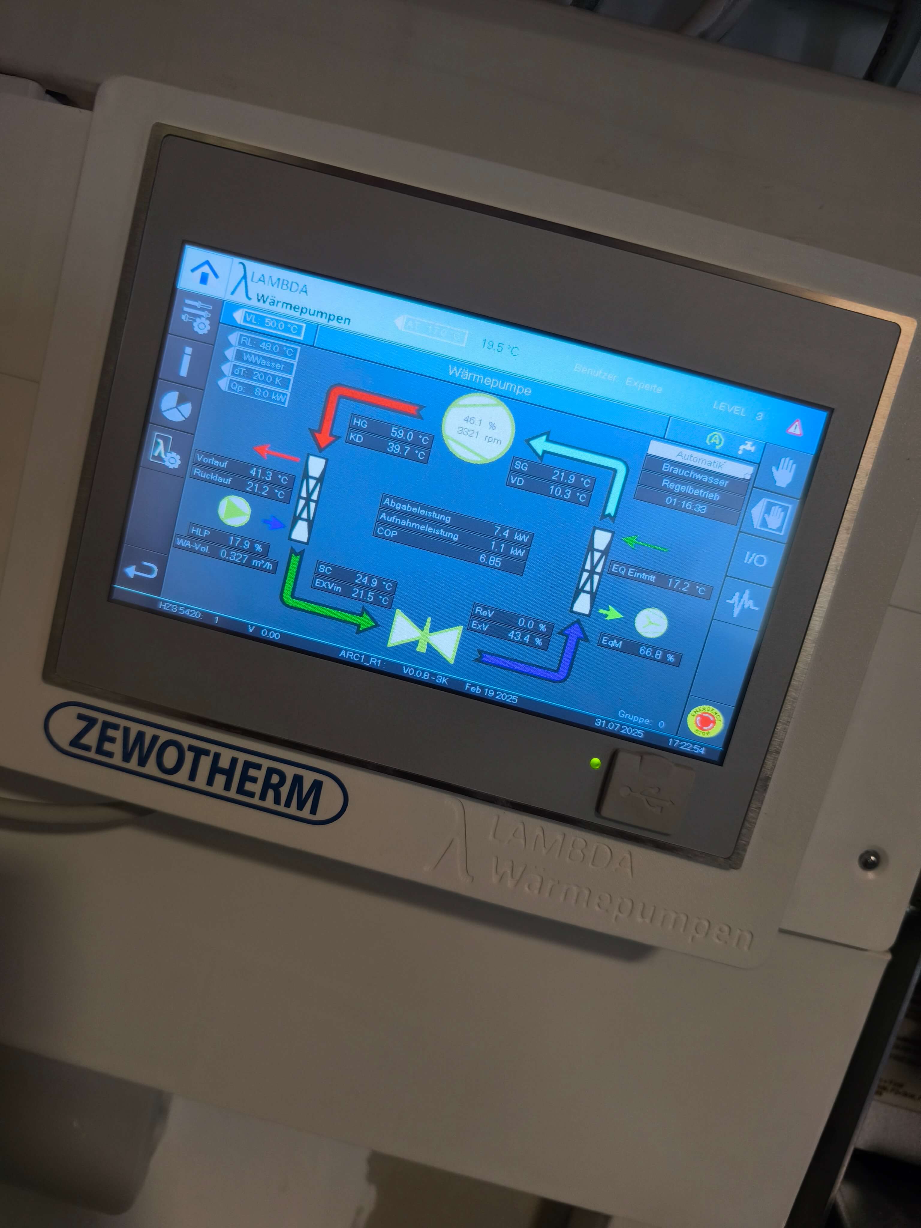 Moderne Steuerung für effiziente Wärmepumpentechnologie Das Display zeigt die Betriebsparameter einer Wärmepumpe mit verschiedenen Temperatur- und Leistungsanzeigen.